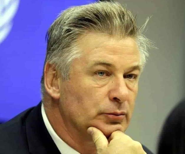 Incluye Alec Baldwin a ex armera como testigo para su juicio