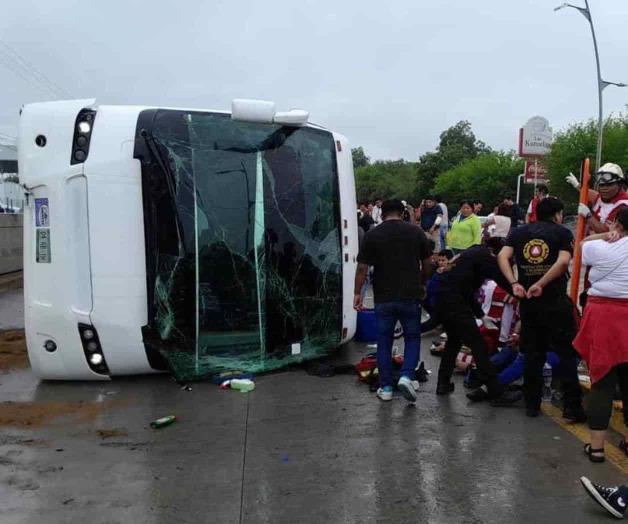 Chofer pierde control y vuelca autobús en Allende; hay decenas de heridos