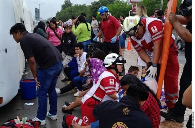 Chofer pierde control y vuelca autobús en Allende; hay decenas de heridos