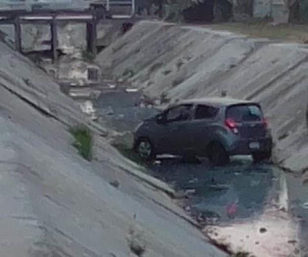 Cae con su Didi a un canal pluvial Cae con su Didi a un canal pluvial