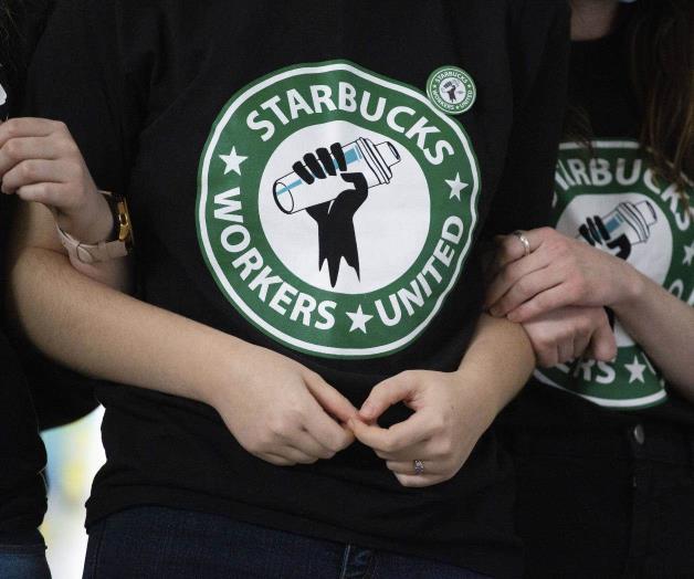 Starbucks enfrenta a agencia laboral de EU