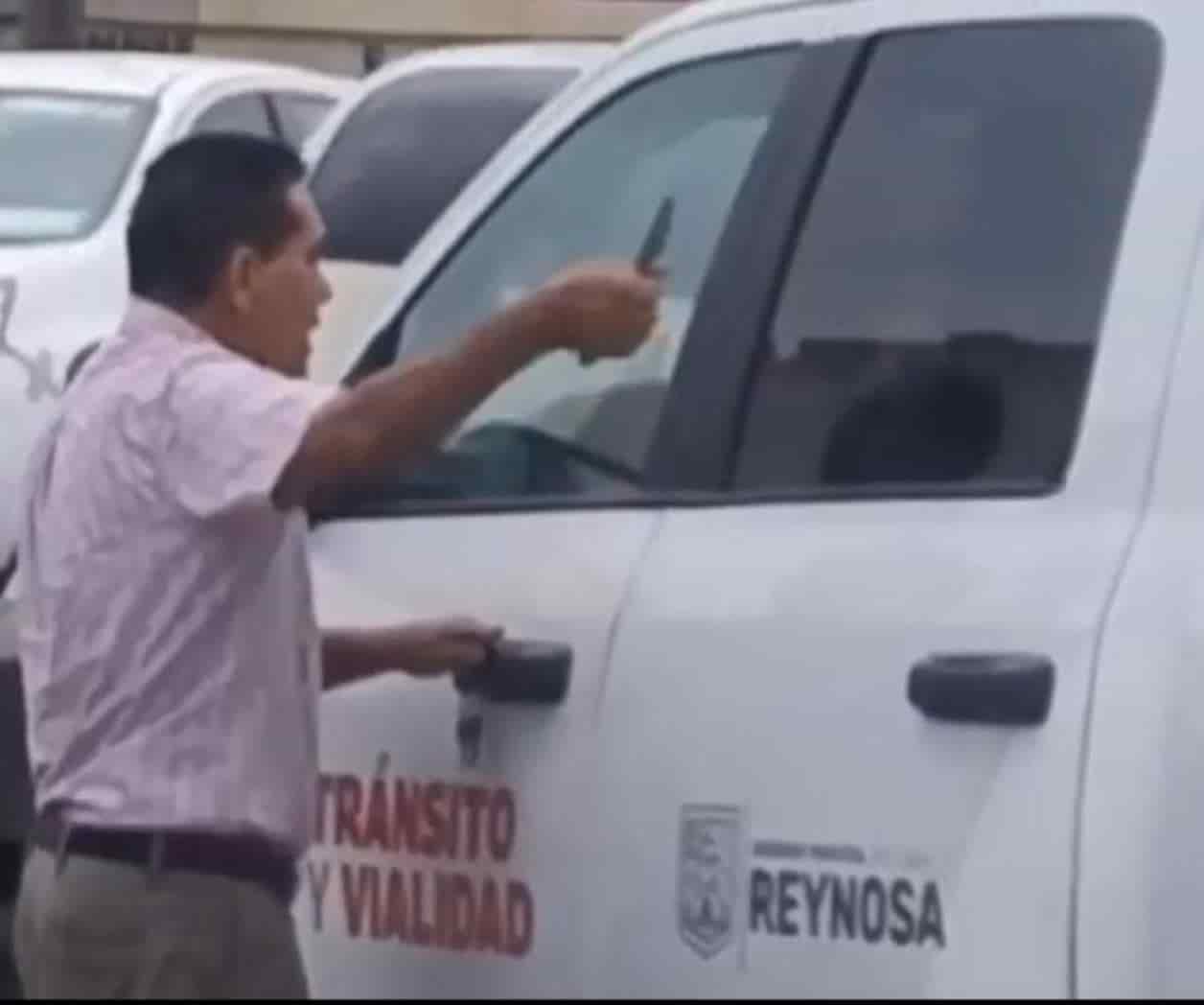 Choca, huye y ataca con cuchillo a tránsitos en Reynosa