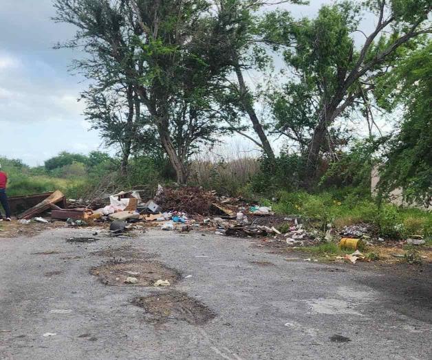 Utilizan vecinos una calle como basurero