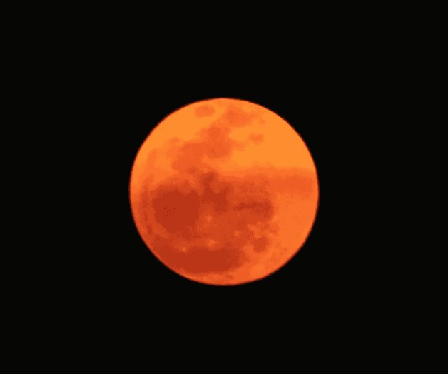 Disfrutan del evento de la Luna Rosa de abril en México