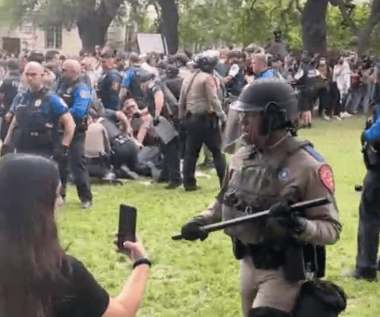 Choques violentos para disolver a manifestantes en Austin