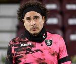 Guillermo Ochoa no fue convocado por la Salernitana
