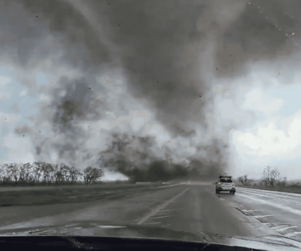 Emiten alerta por tornado en el sureste de Nebraska, EU