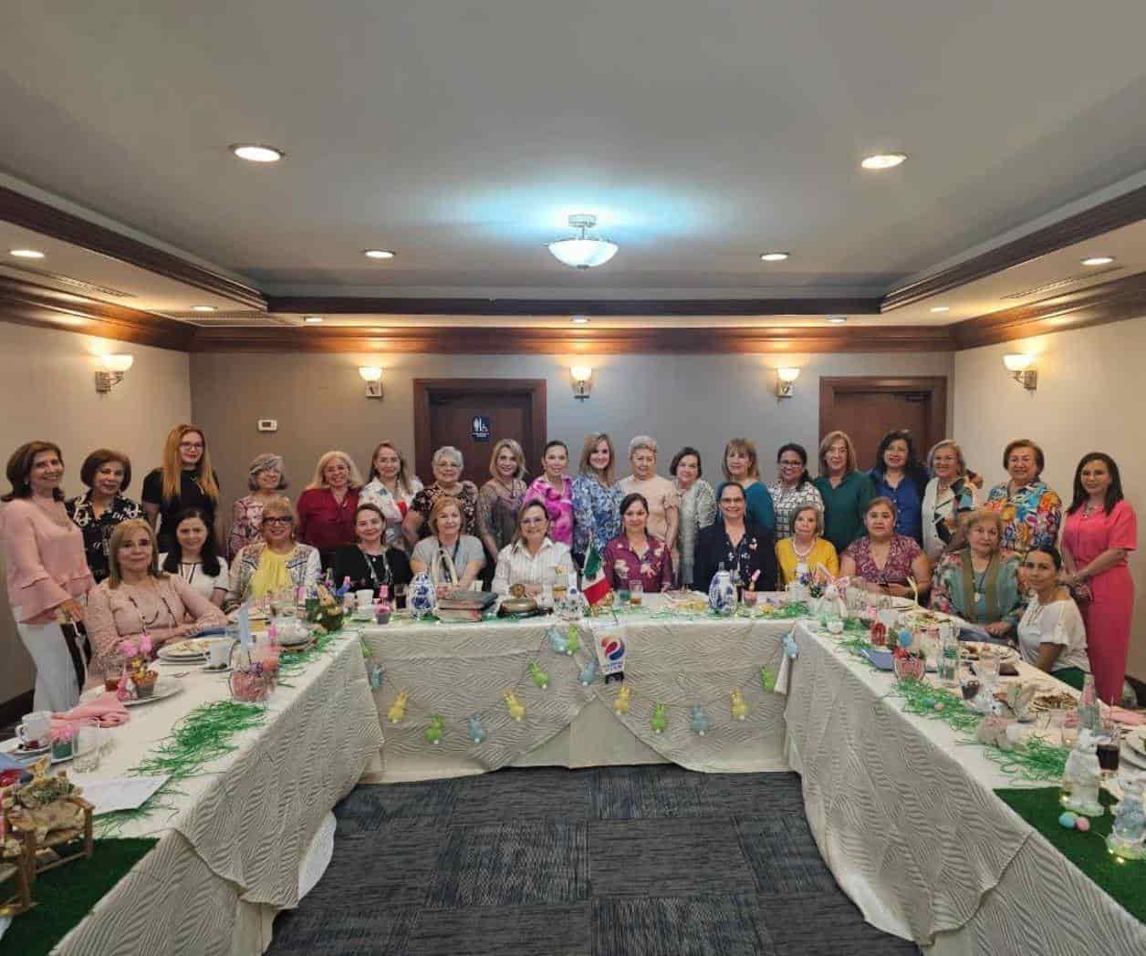 Celebran junta de abril