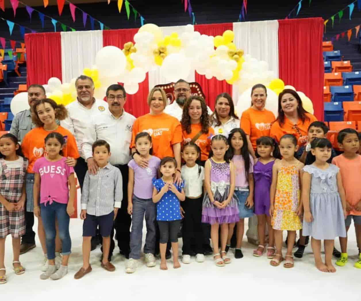 Presiden el festival por el Día del Niño