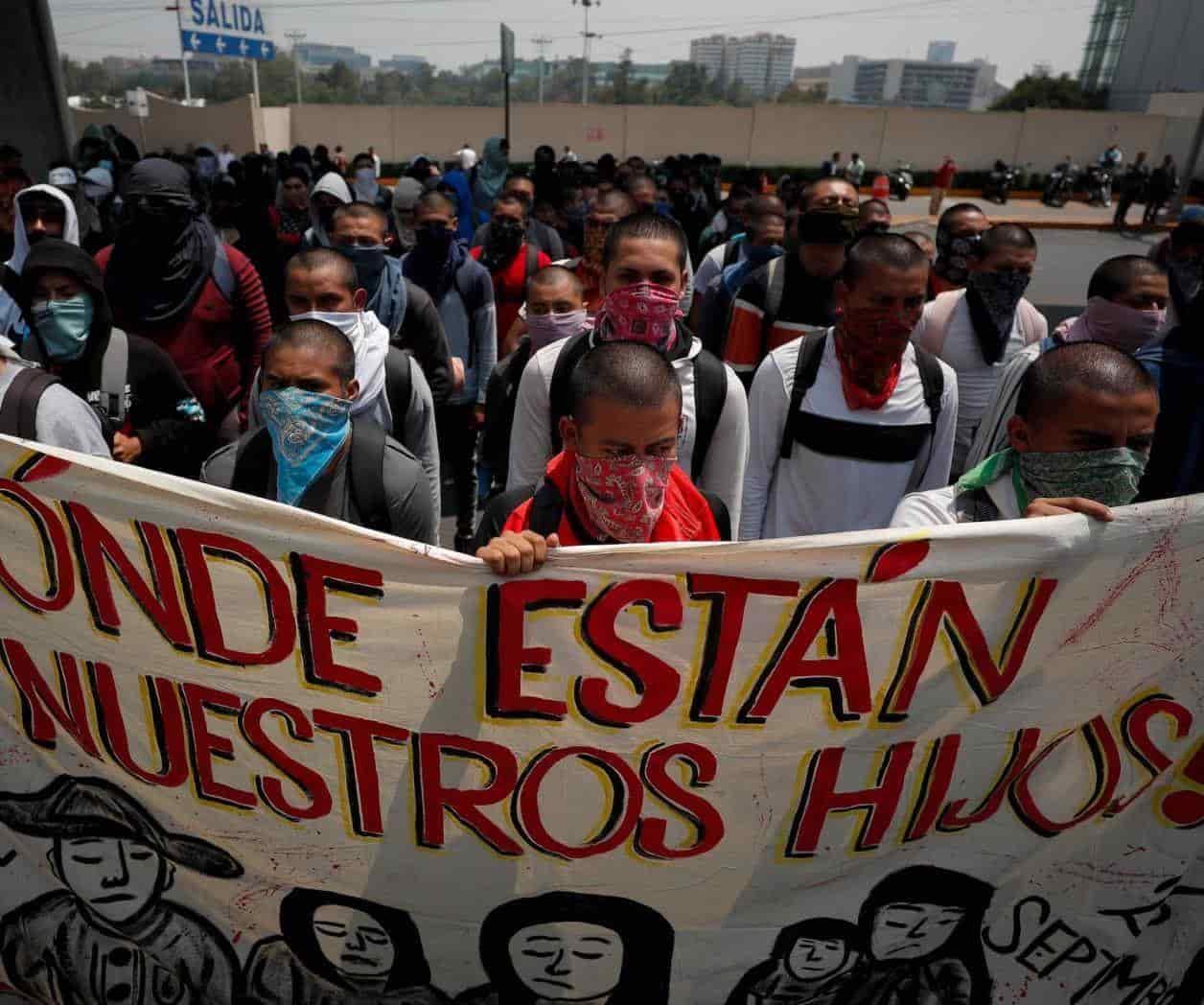 Montan plantón por Ayotzinapa