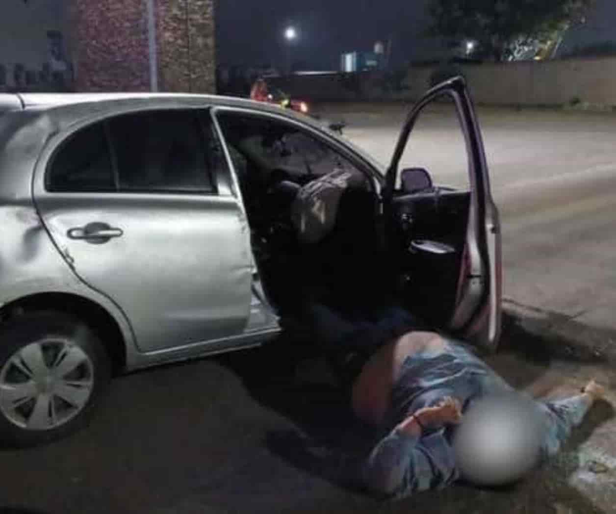 Vuelca a toda velocidad; sale disparado de auto