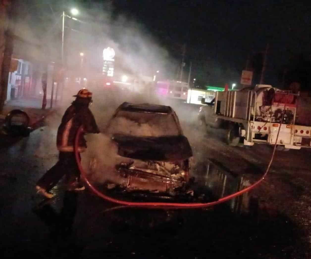 Arde auto en acceso a la Azteca Satélite