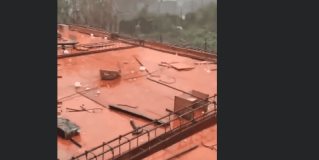 INTERNACIONAL | A través de redes sociales circularon diversos videos que muestran el impresionante granizo del tamaño del puño de un adulto promedio que dejó una tormenta en Guangzhou la capital de la provincia de Guangdong.