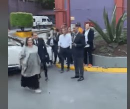 Debate INE | La candidata presidencial de la coalición Fuerza y Corazón por México, Xóchitl Gálvez Ruiz es la primera en llegar a las instalaciones del INE