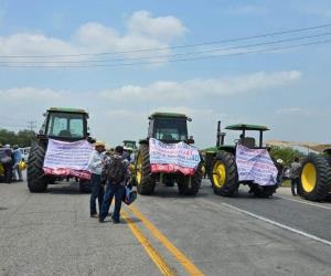 Productores mantienen bloqueo en carretera federal