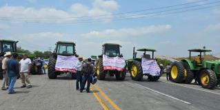 Productores mantienen bloqueo en carretera federal