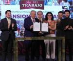 Firma AMLO decreto de Fondo de Pensiones; alistan reglas