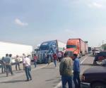 Bloqueo en carretera federal cumple 30 horas; no llegan a acuerdo