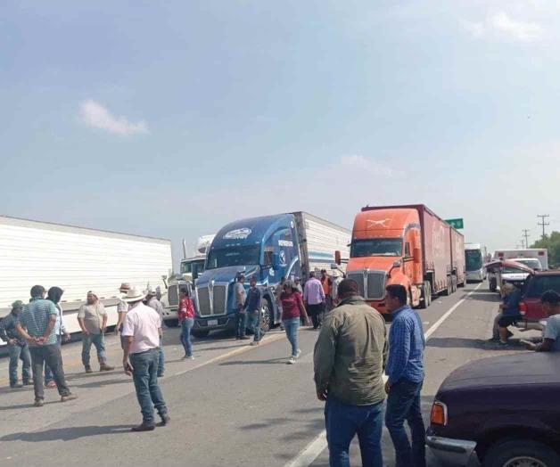 Bloqueo en carretera federal cumple 30 horas; no llegan a acuerdo Bloqueo en carretera federal cumple 30 horas; no llegan a acuerdo
