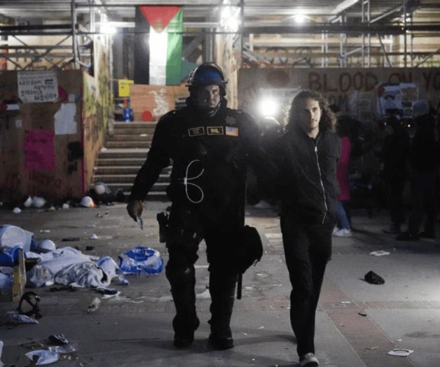 Desalojo de manifestantes propalestinos en UCLA dejó 132 detenidos