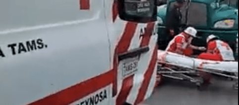 Reynosa | Paramédicos de la #CruzRoja se encuentran brindado auxilio a un hombre que fue arrollado.