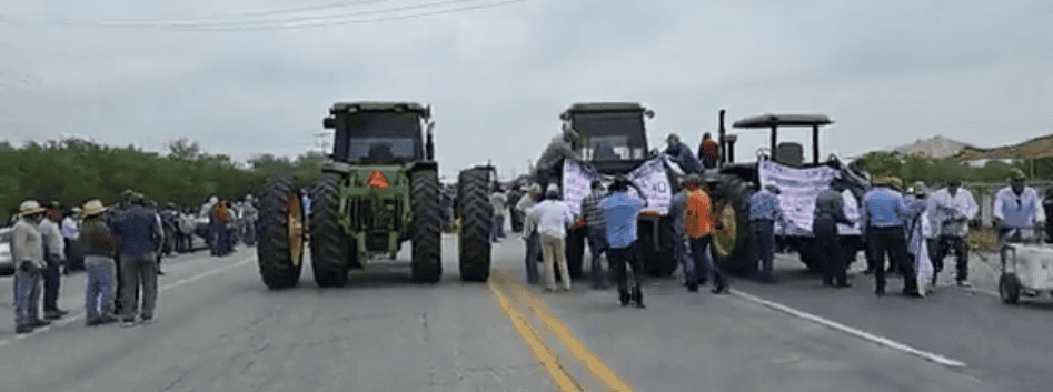 Productores bloquean Carretera federal Victoria-Matamoros kilómetro 187 a la altura del ejido La Libertad, demandan un precio justo a la tonelada de sorgo.