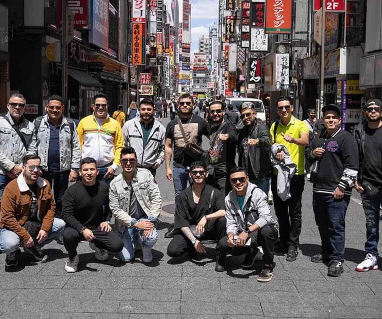 Toca El Recodo en las calles de Japón