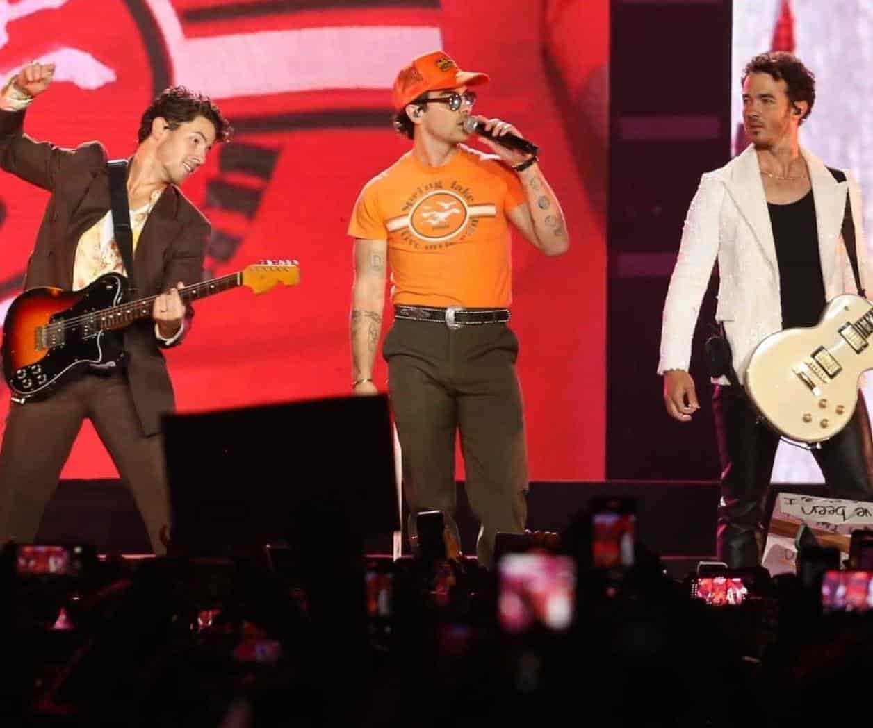 Los Jonas Brothers  posponen shows en México por influenza