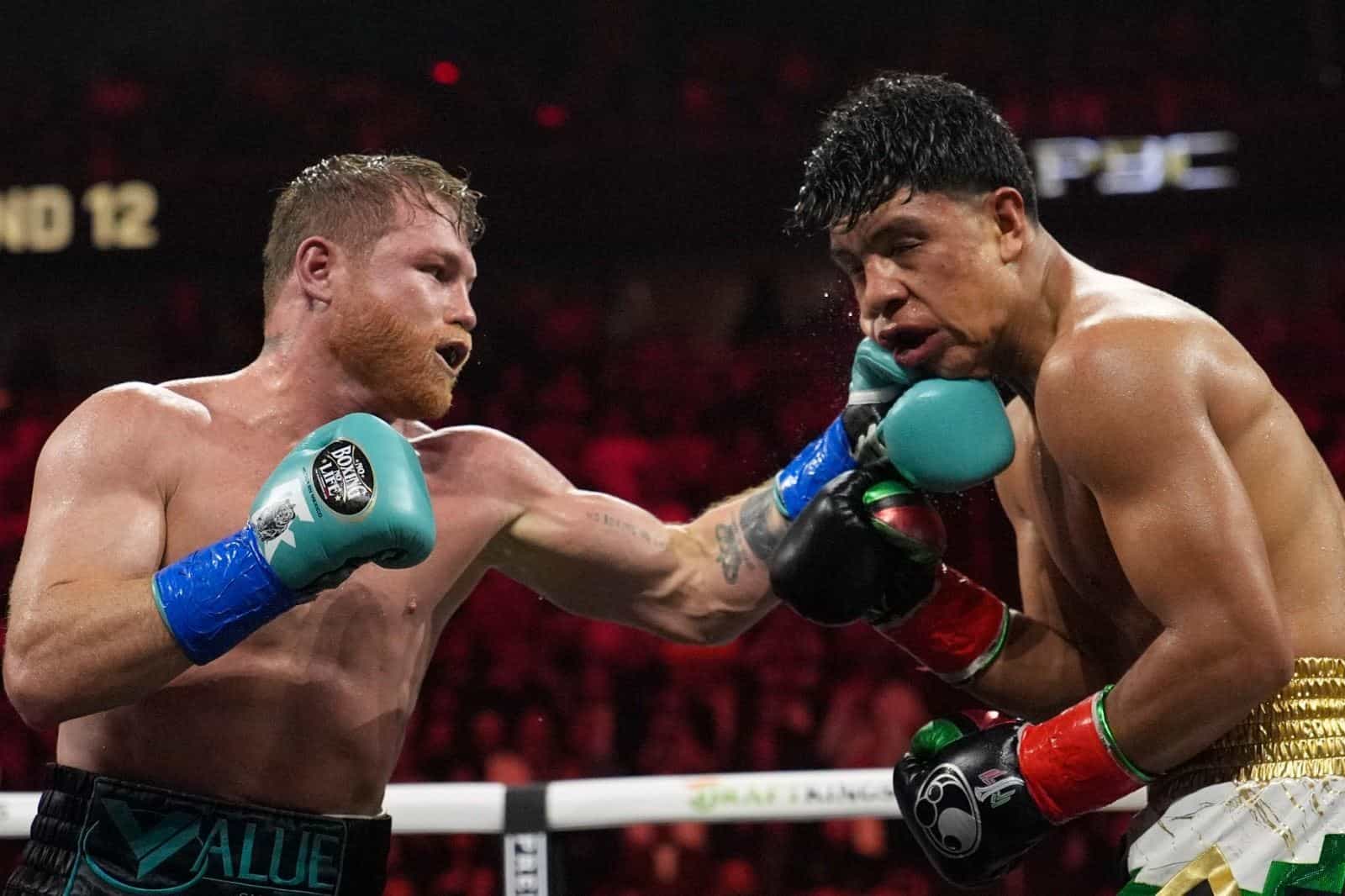 R2: Canelo trata de cazar con su derecha de poder a Jaime. Munguía tira muchos golpes, pero falla una gran cantidad. Saúl se ve más peligroso.10-9 Canelo