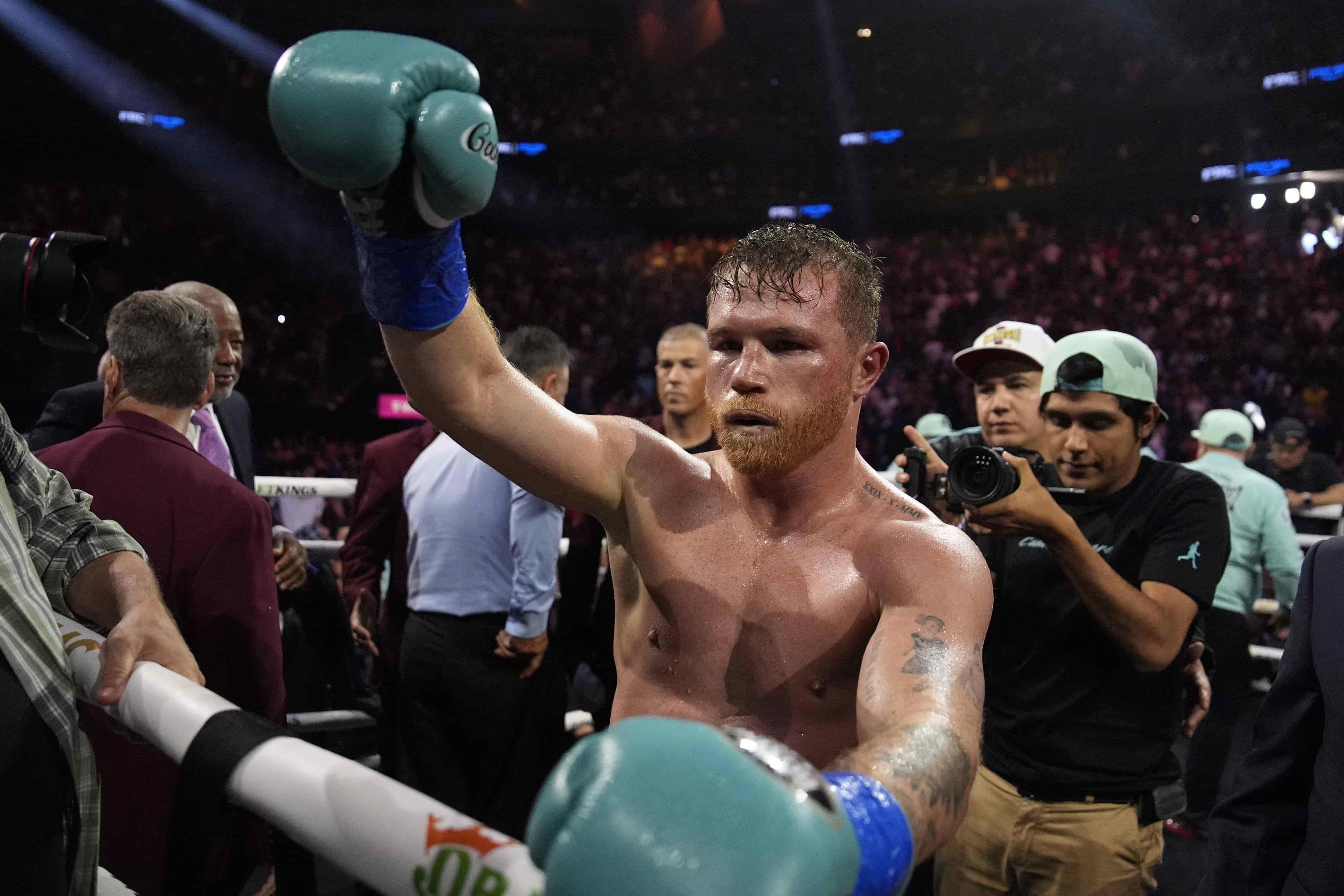 R12: La derecha de Álvarez se incrustó en el rostro de Jaime, quien salió a tirar de todo pero con poca efectividad. Munguía aguantó el poder del rival.10-9 Canelo