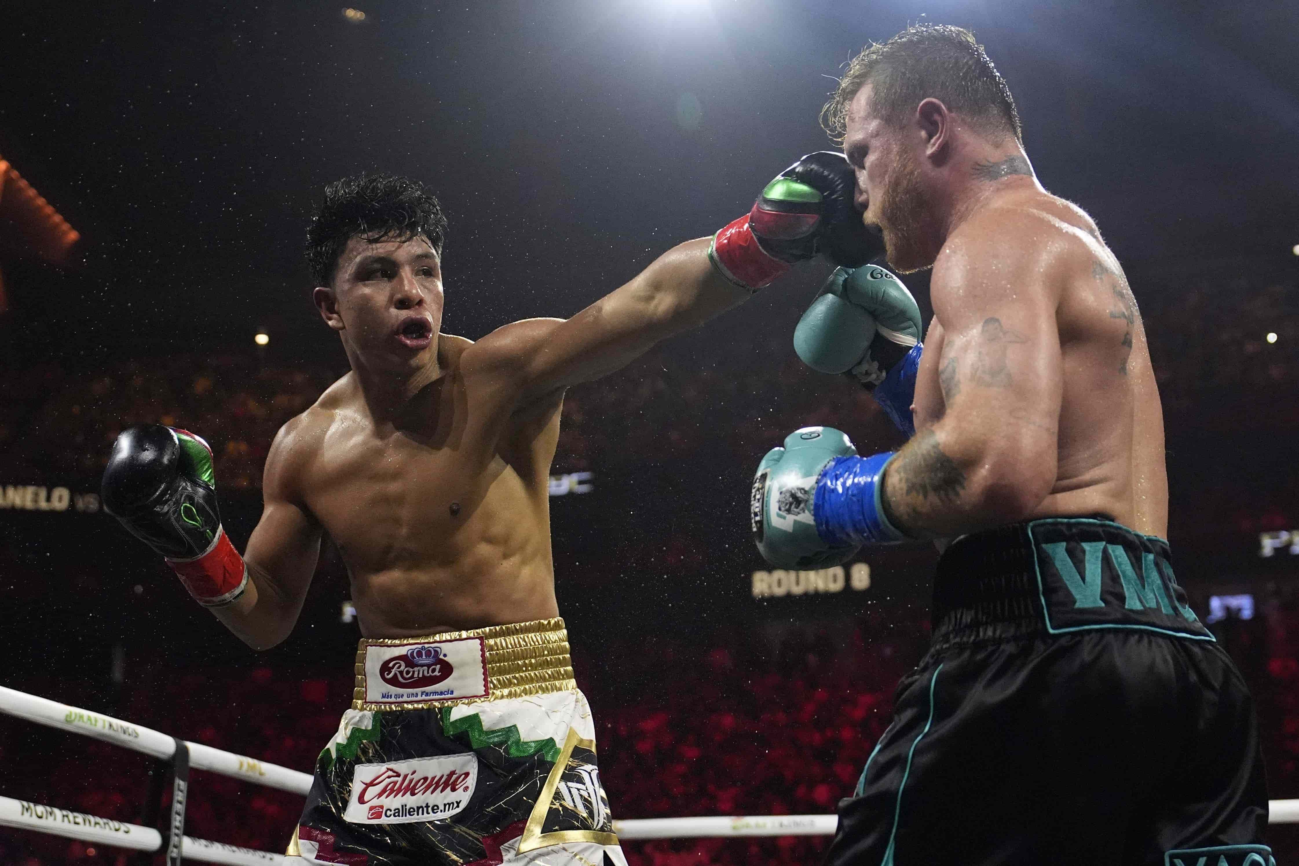 R10: En un espacio de 20 segundos se llevó Jaime dos poderosas derechas al rostro. La cabeza se sacudió y se notó que los golpes de Saúl hacen estragos.10-9 Canelo