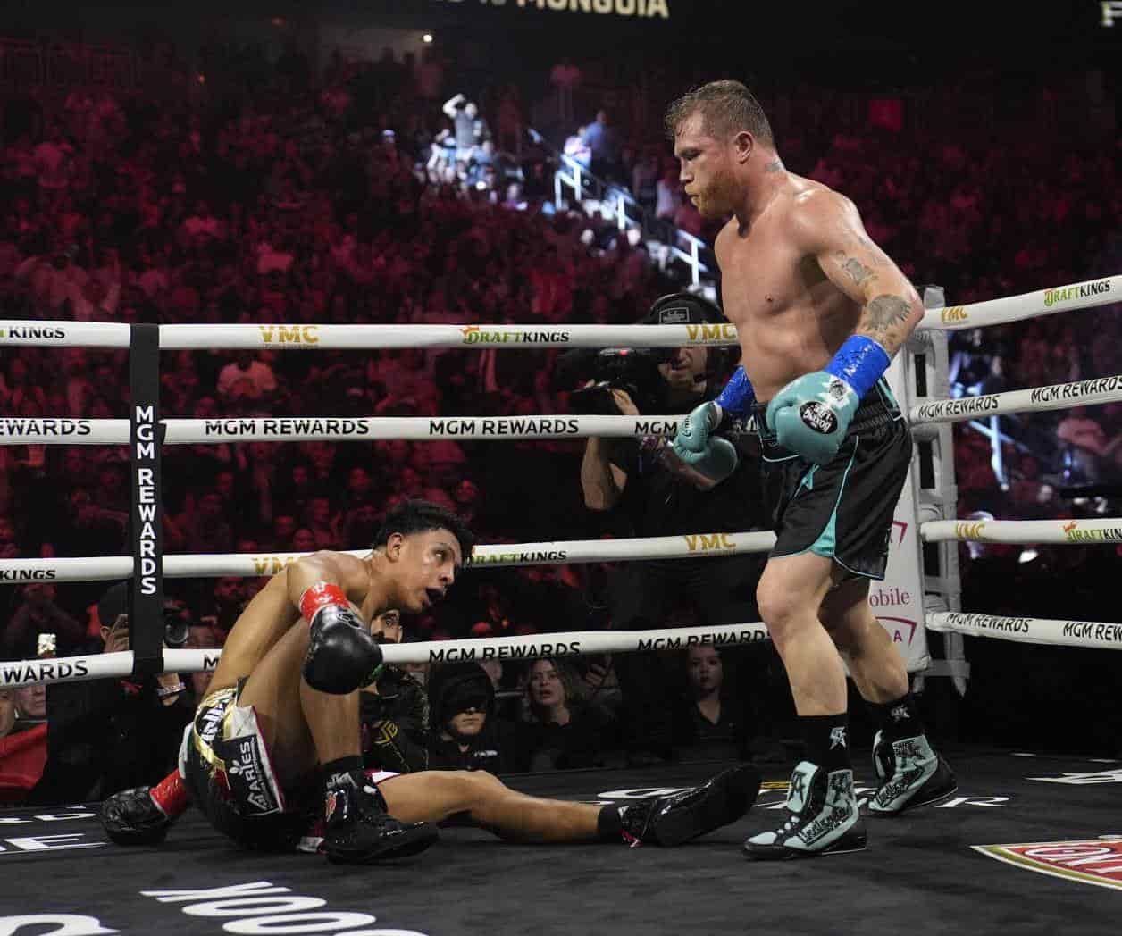 Gana 'Canelo' por decisión a Jaime Munguía