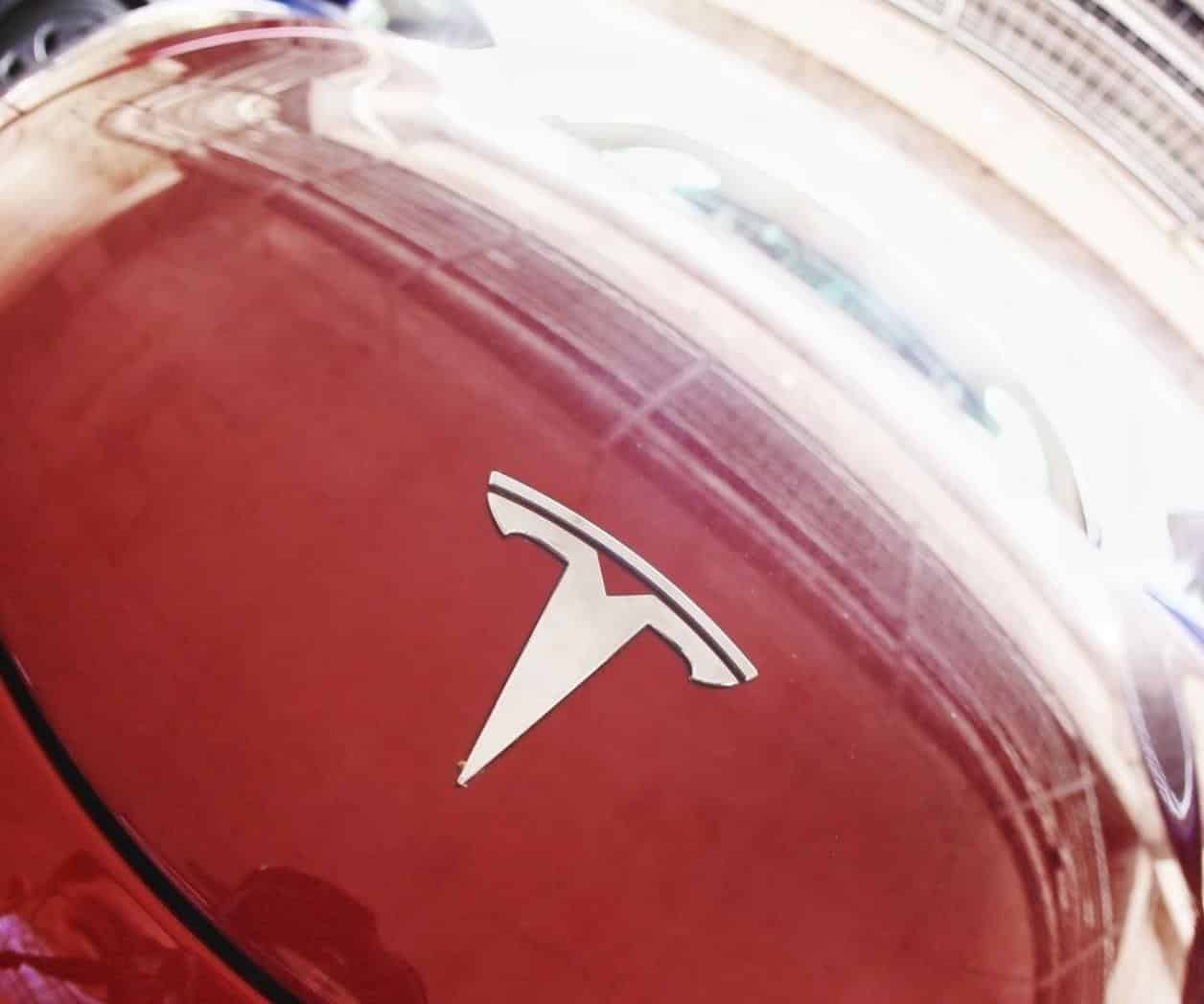 Tesla Retira Ofertas de Pasantías de Verano a Estudiantes Universitarios