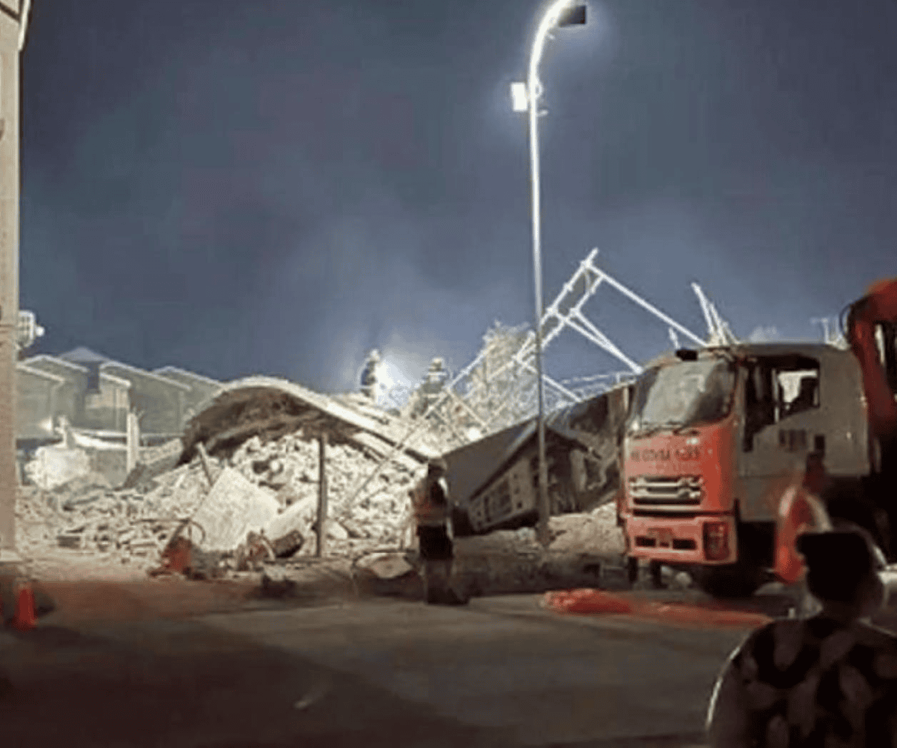 Mueren dos obreros tras el derrumbe de edificio Mueren dos obreros tras el derrumbe de edificio