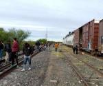 Desesperación de migrantes varados en trenes en Cañitas