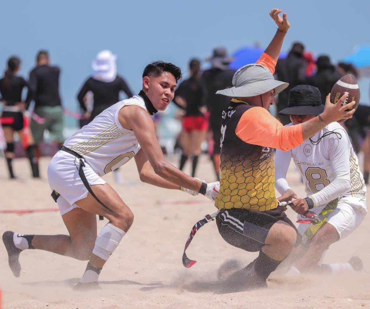 Disfrutan tocheros del sol, arena y mar Disfrutan tocheros del sol, arena y mar