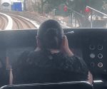 Operadora de Metro maquillándose mientras conducía