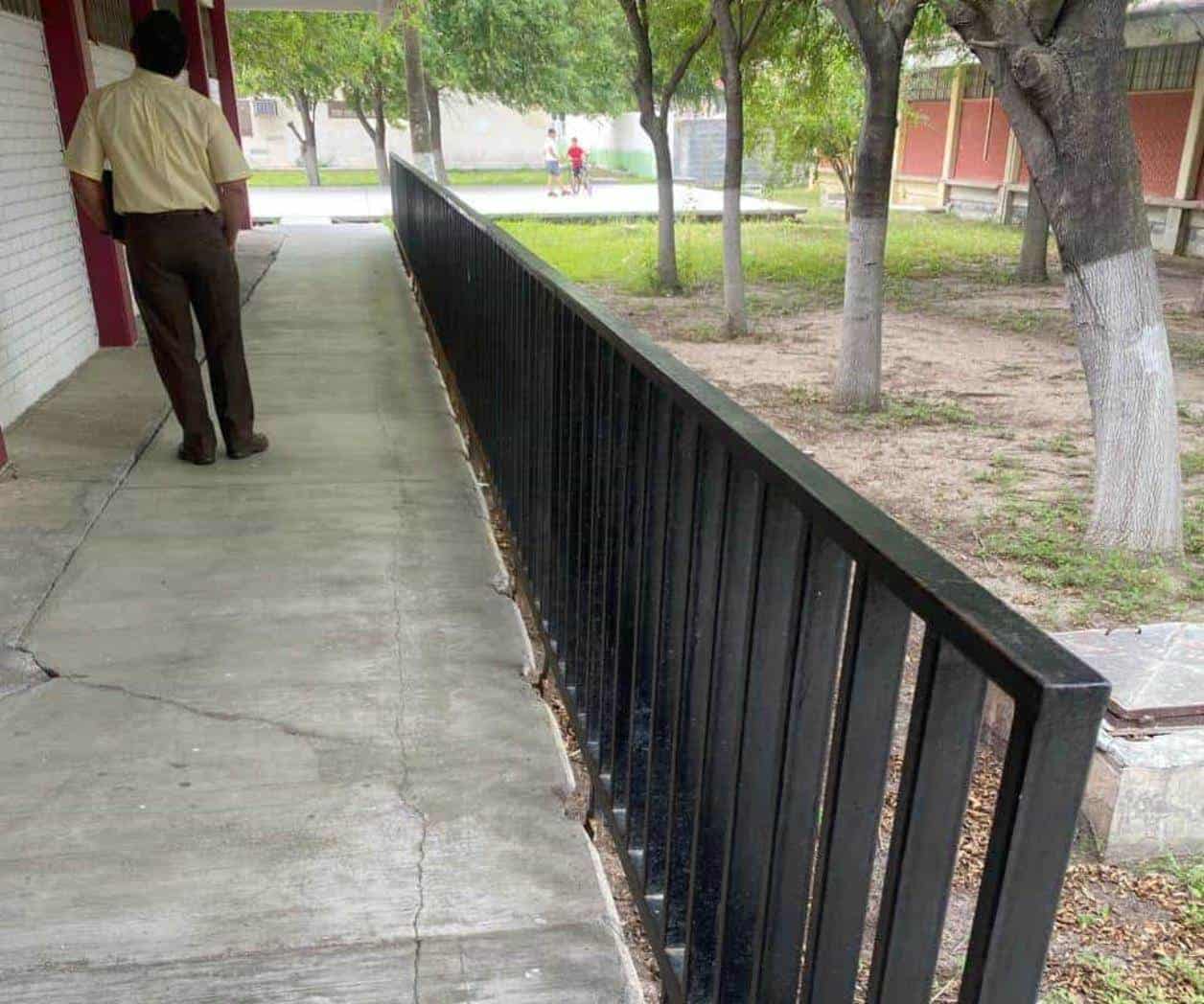 Barandal en riesgo de caer Barandal en riesgo de caer