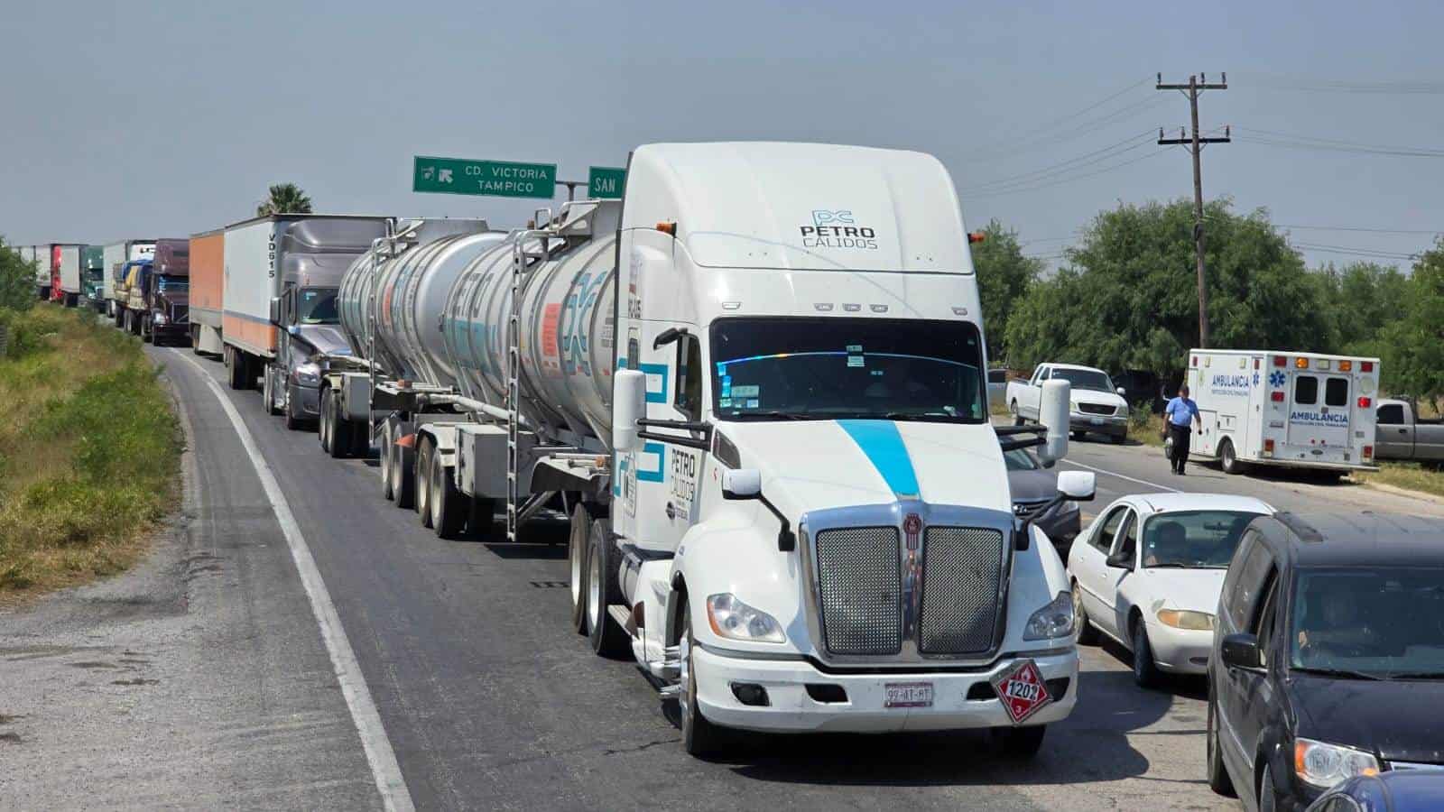 Campesinos bloquean carretera Victoria-Matamoros