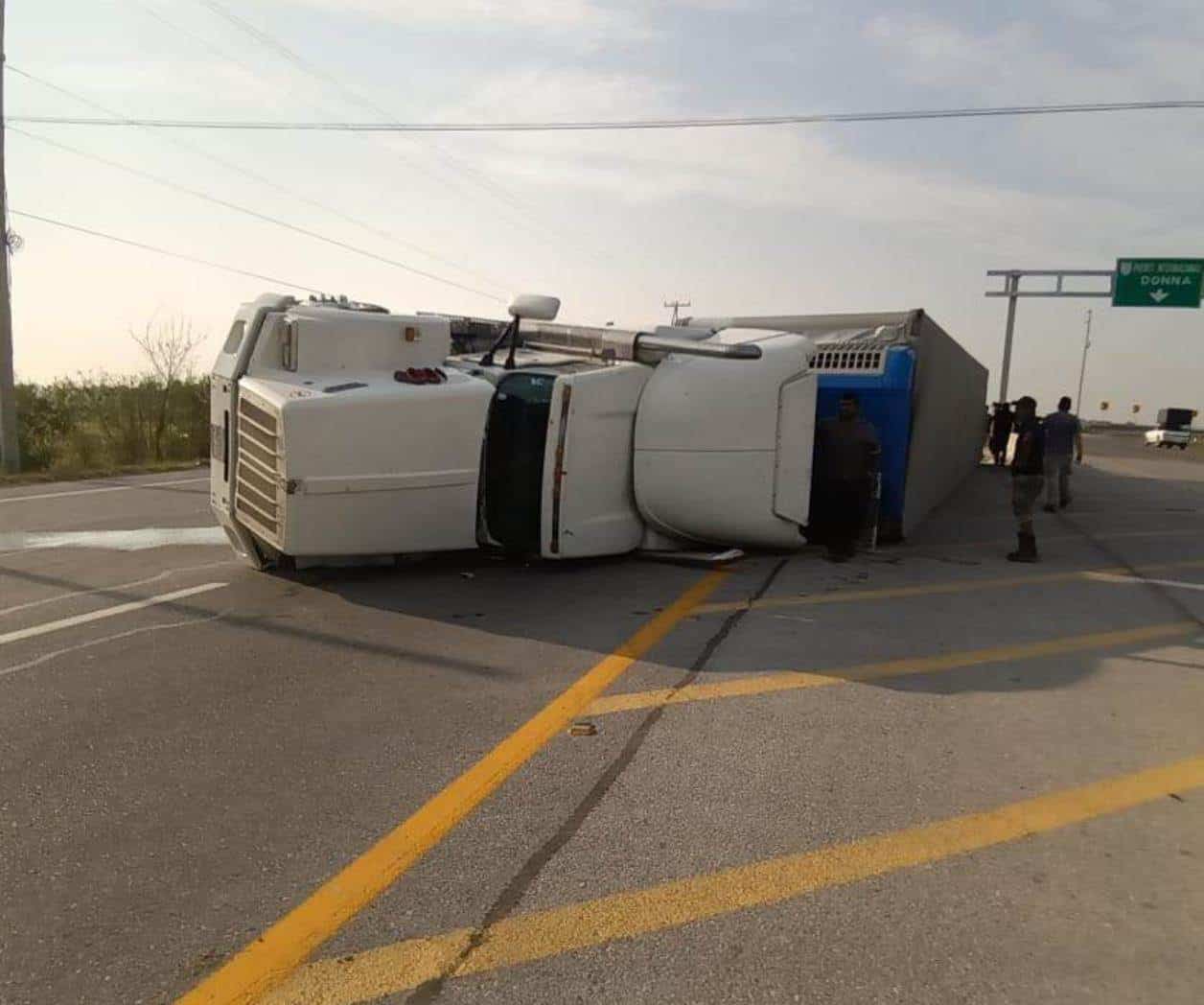 Vuelca un tractocamión en autopista