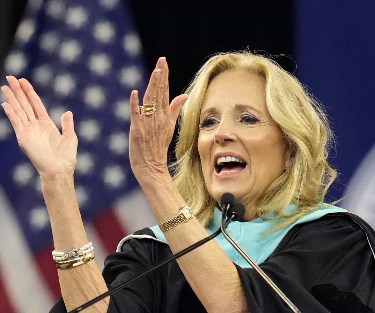 ‘Asuman el riesgo que les atemorice’ dice Jill Biden a graduados ‘Asuman el riesgo que les atemorice’ dice Jill Biden a graduados