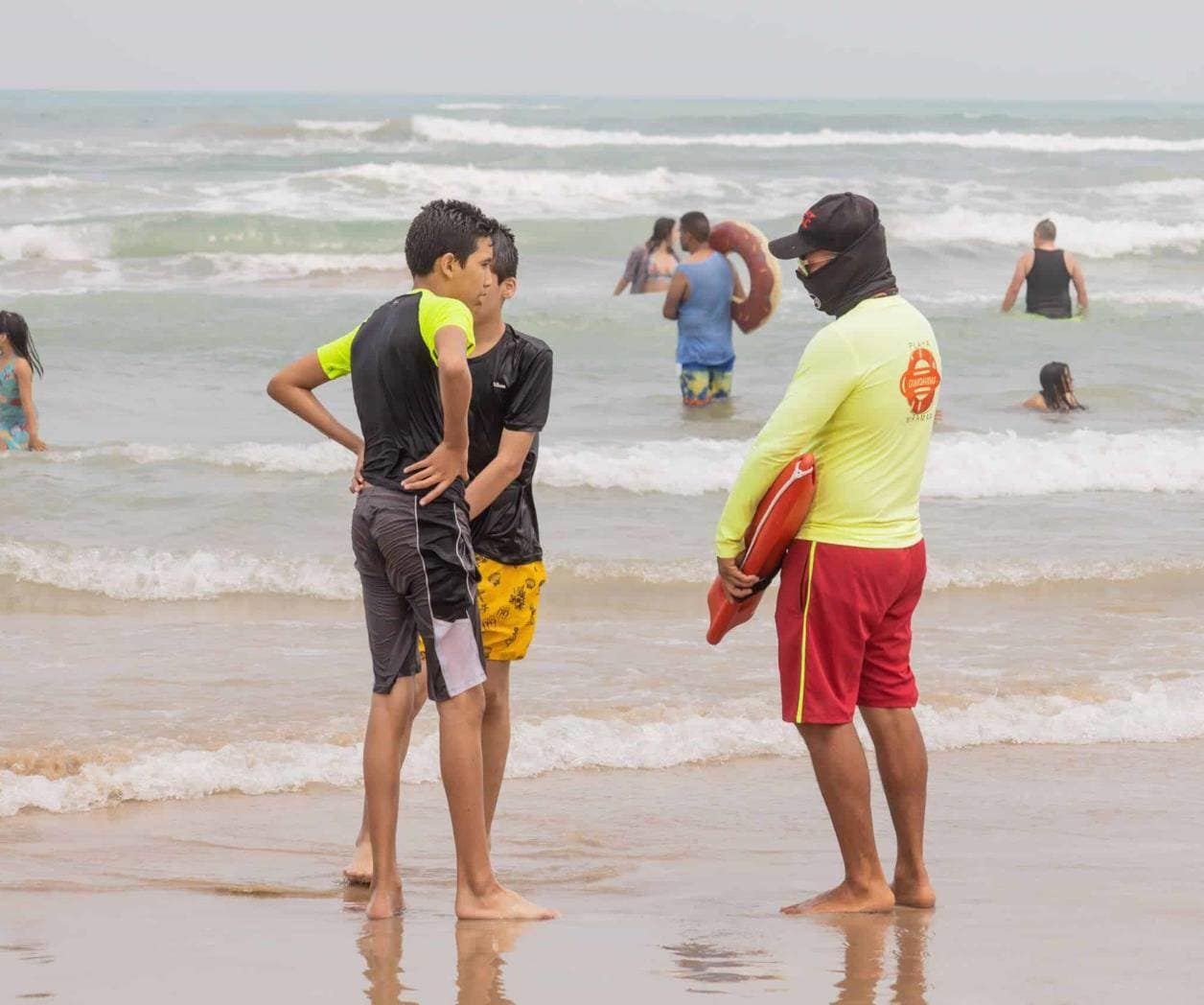 Se mantienen vigilantes los salvavidas de Playa Miramar