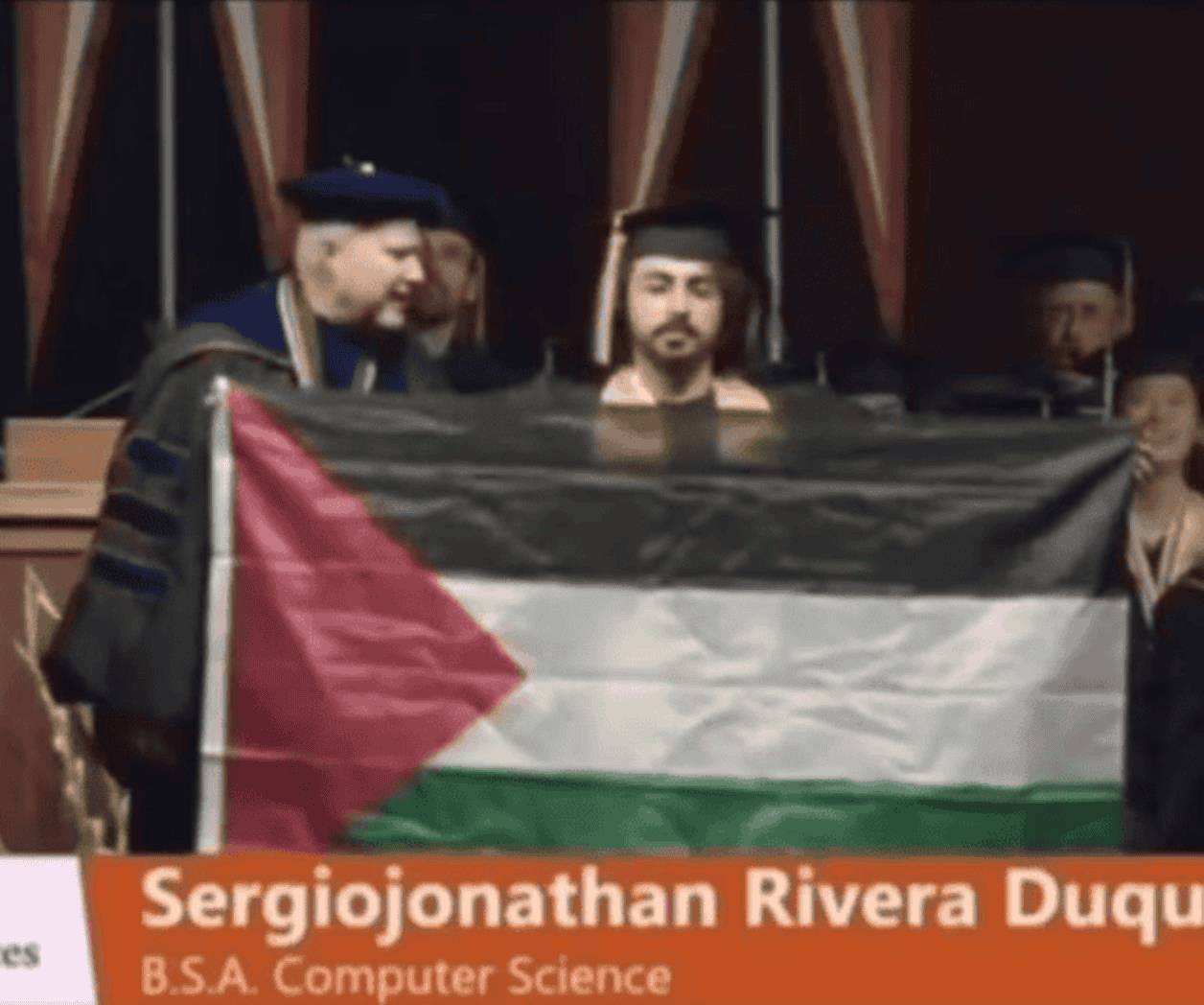 Alumno protesta con bandera de Palestina en graduación