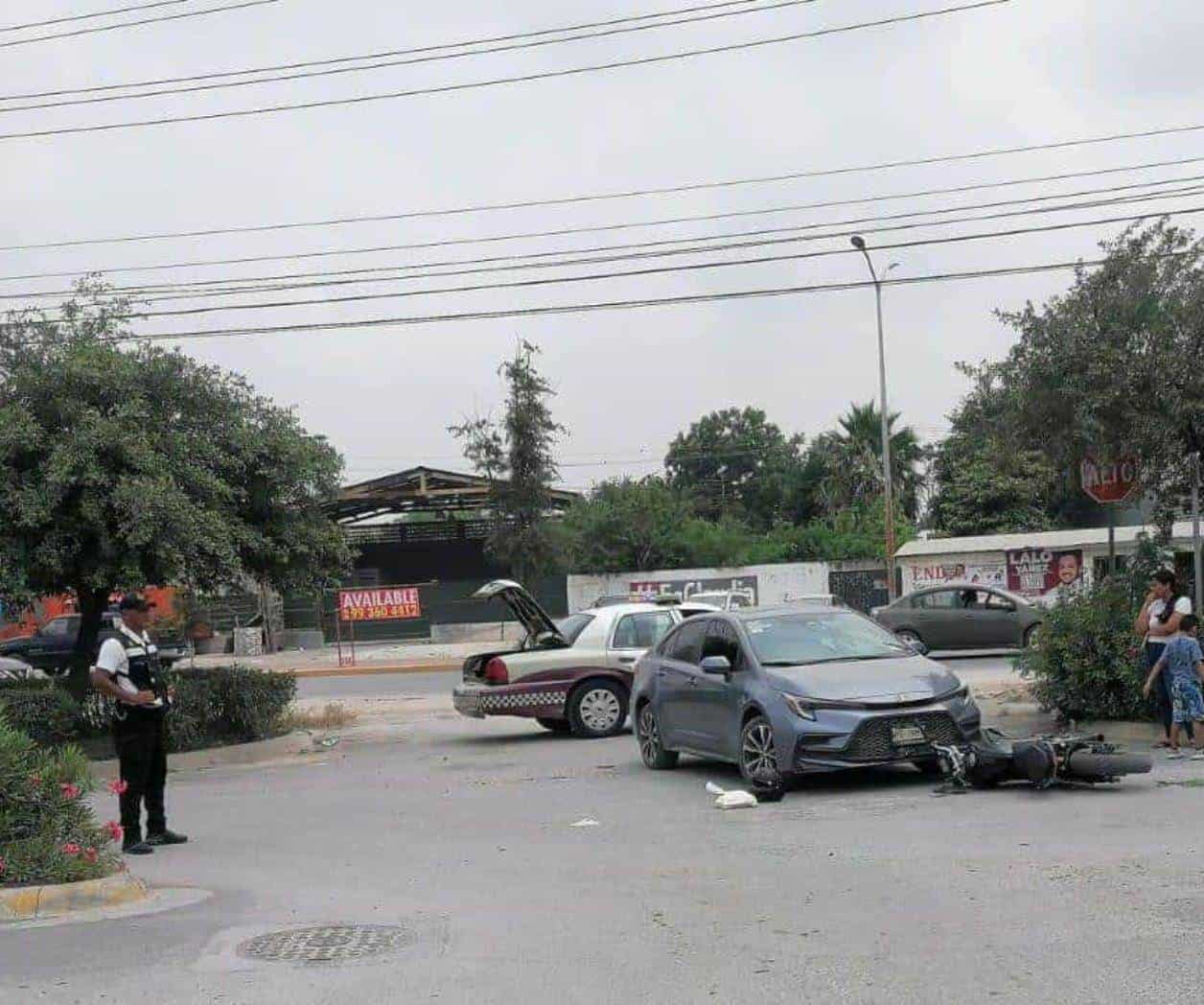 Fuerte percance entre auto y moto