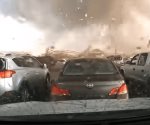 Noticias | Im&aacute;genes de la c&aacute;mara de un veh&iacute;culo capt&oacute; el momento en que un tornado destruy&oacute; un almac&eacute;n en Nebraska