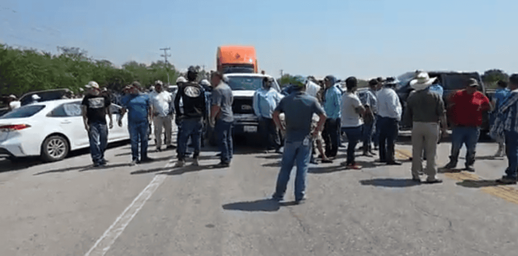 San Fernando | Campesinos bloquean Carretera Federal Victoria -Matamoros a la altura del ejido La Libertad del Municipio de San Fernando, Tamaulipas