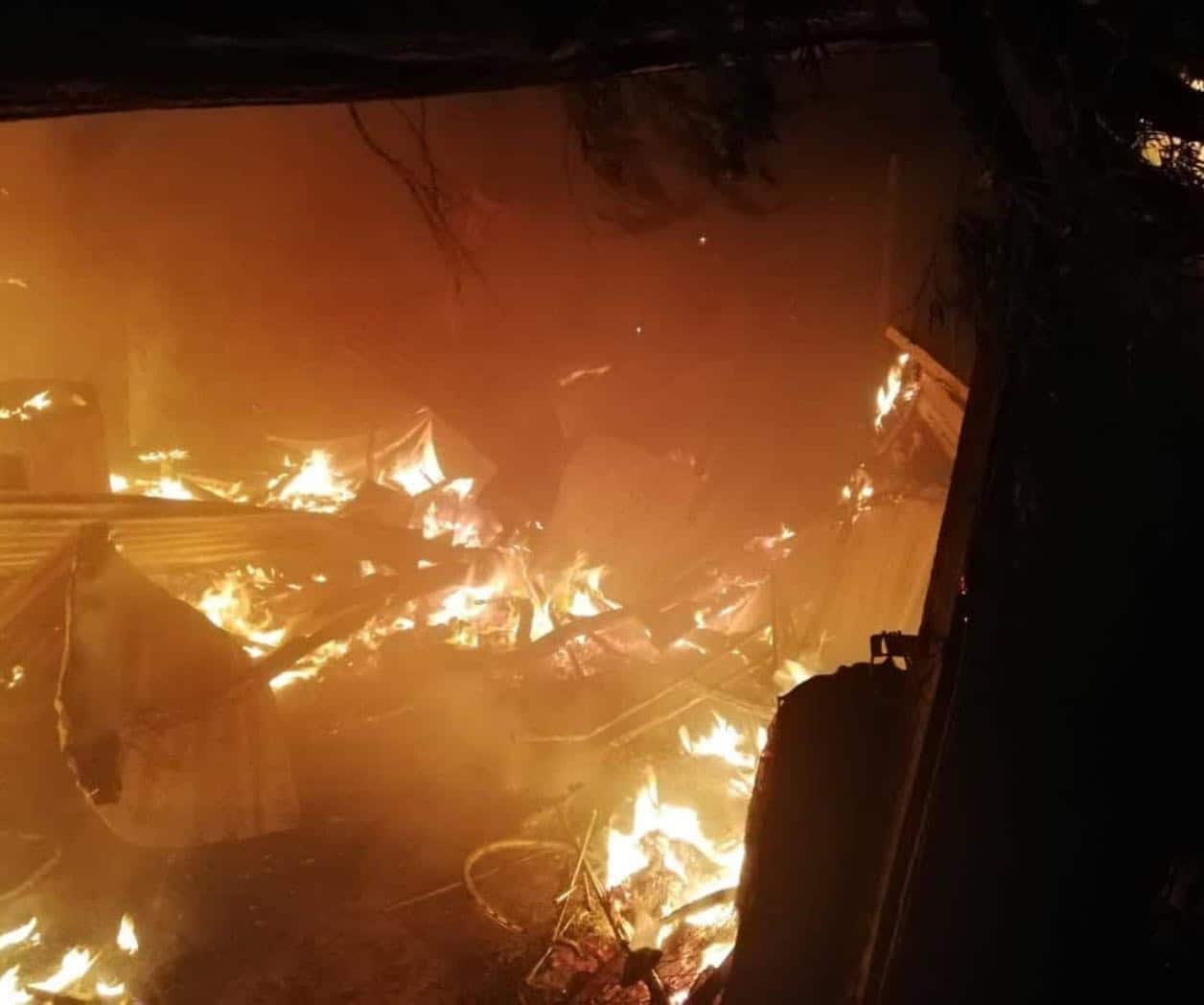 Atacan bomberos incendio de cachivaches en calle Primera