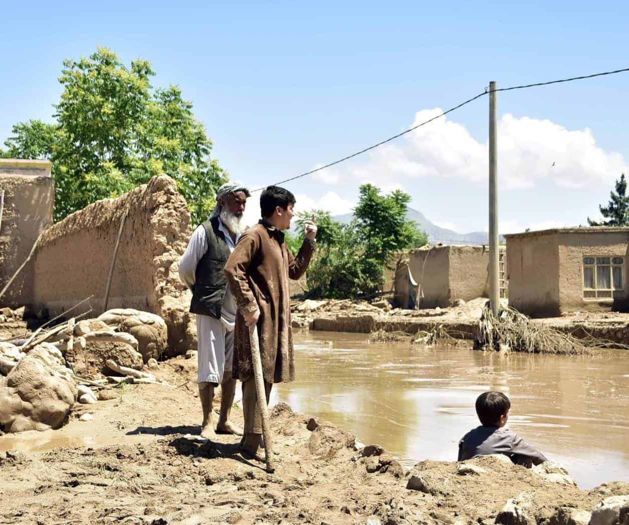 Familias buscan a seres queridos tras inundaciones en Pakistán