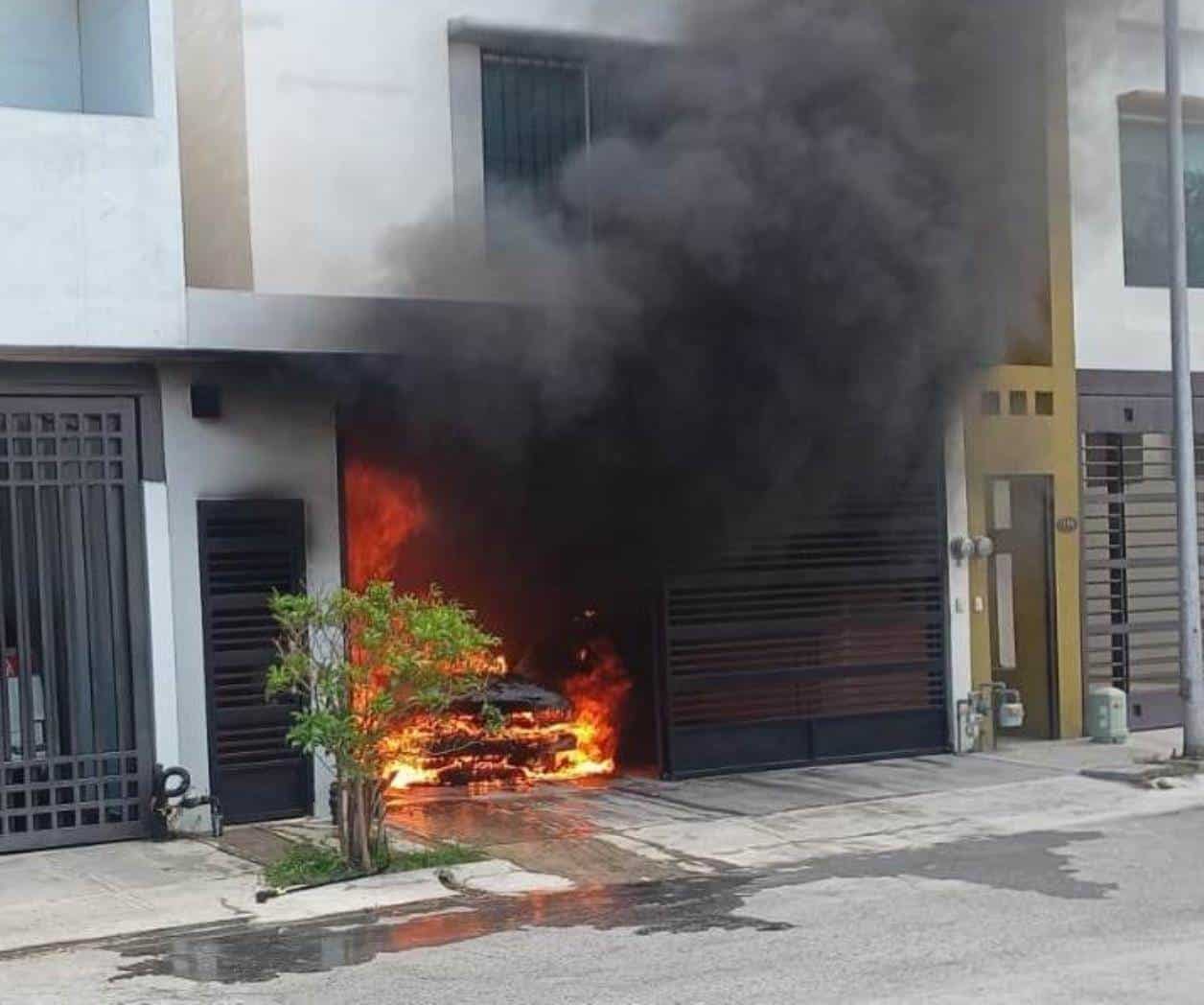 Se incendia auto dentro de cochera, en Escobedo