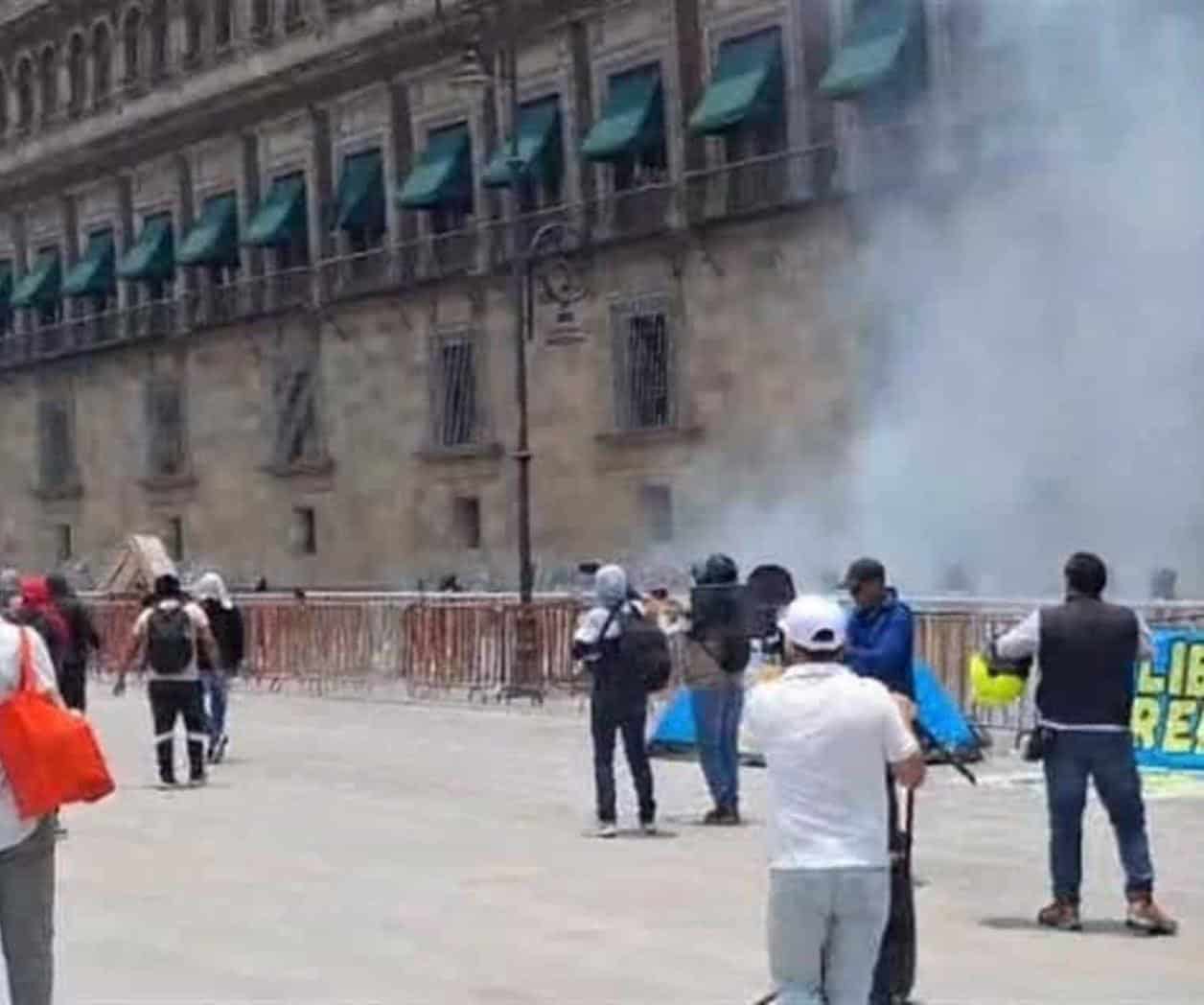 Lanzan normalistas petardos a Palacio; hieren a policías